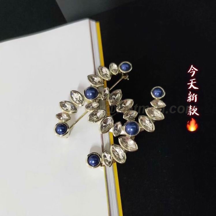 Chanel Brooch 137